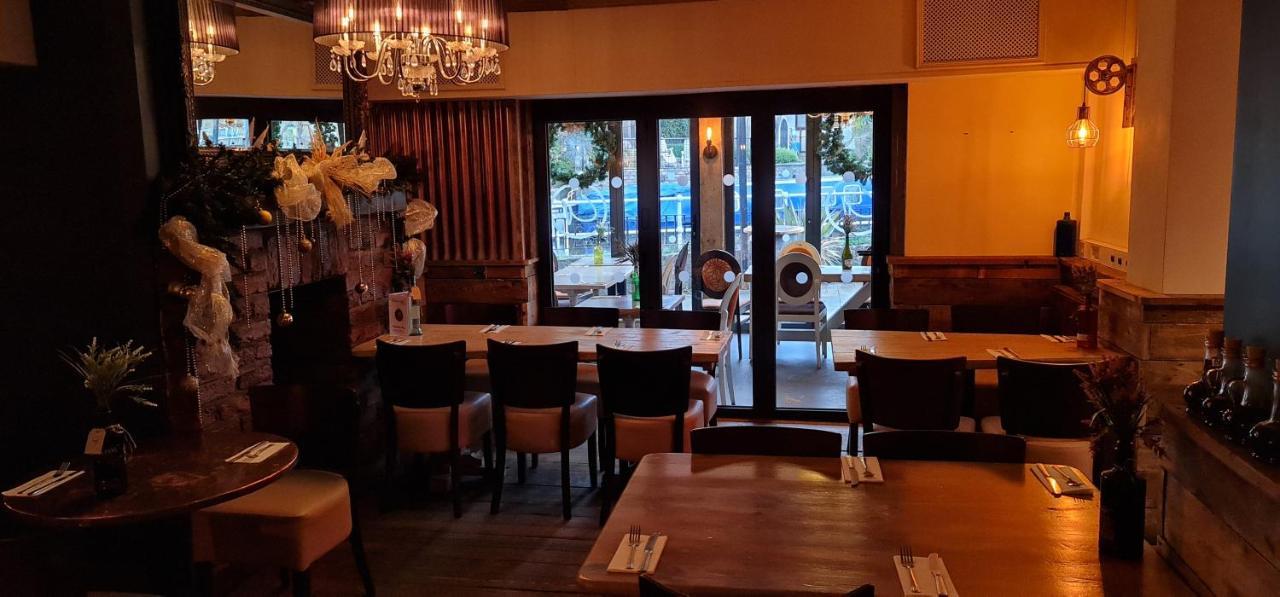 The Waterside Bar, Rooms & Restaurant Swinton  Buitenkant foto